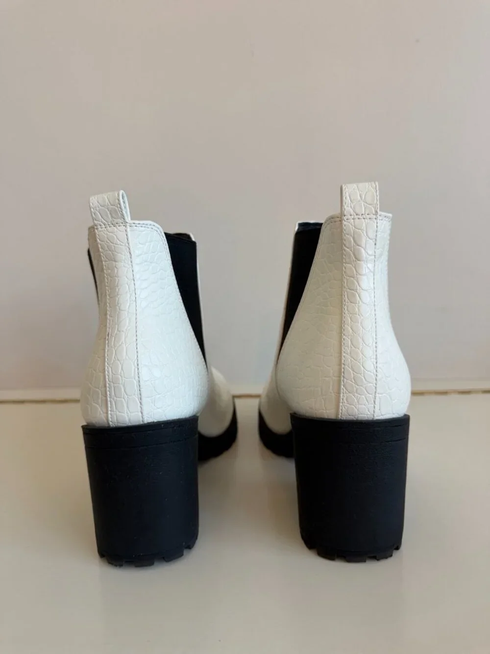 Dirty Laundry Margo White Croc Chelsea Lug Sole Boots Size 7